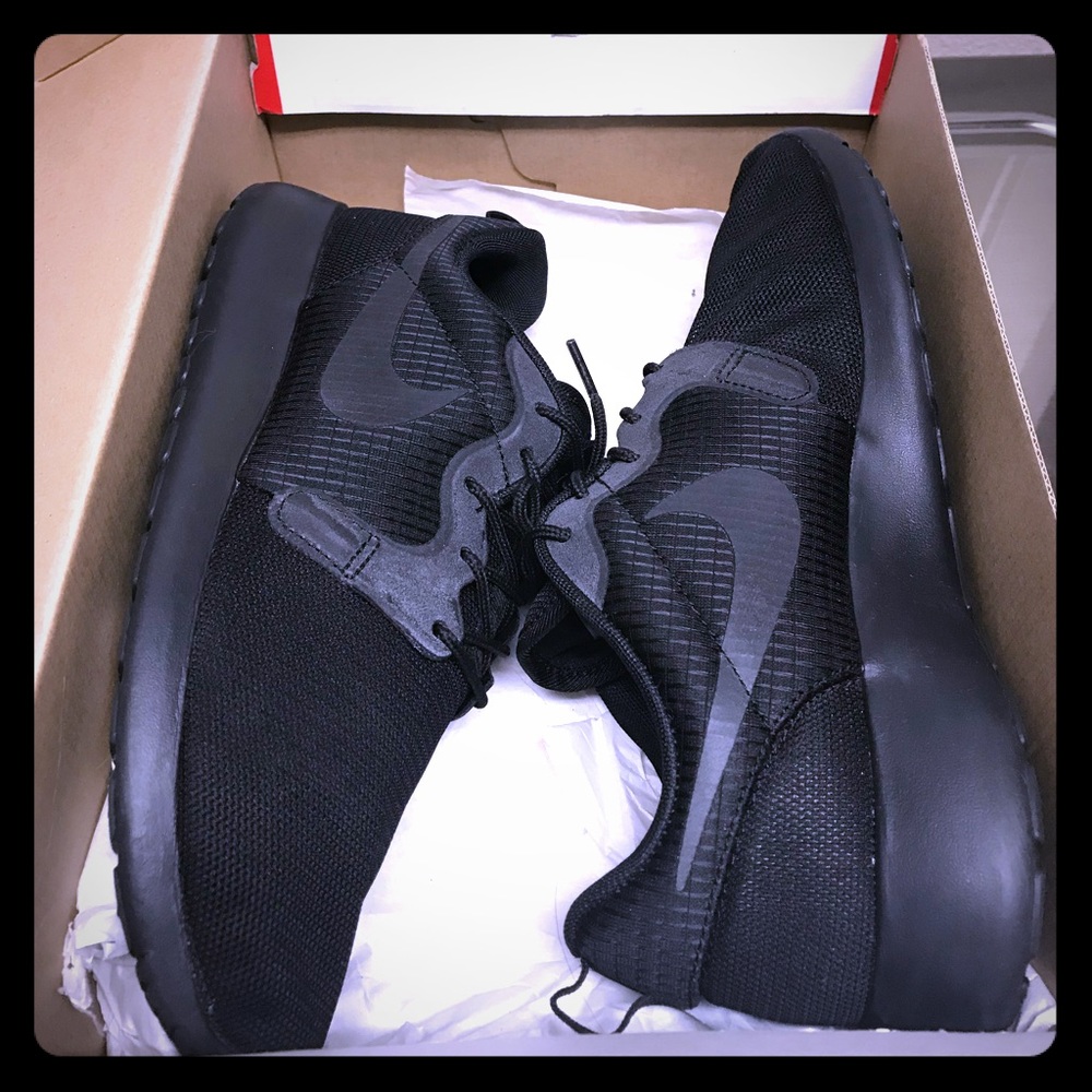 Nike Women’s Rosherun Hyper, Sz 9, Triple Black.